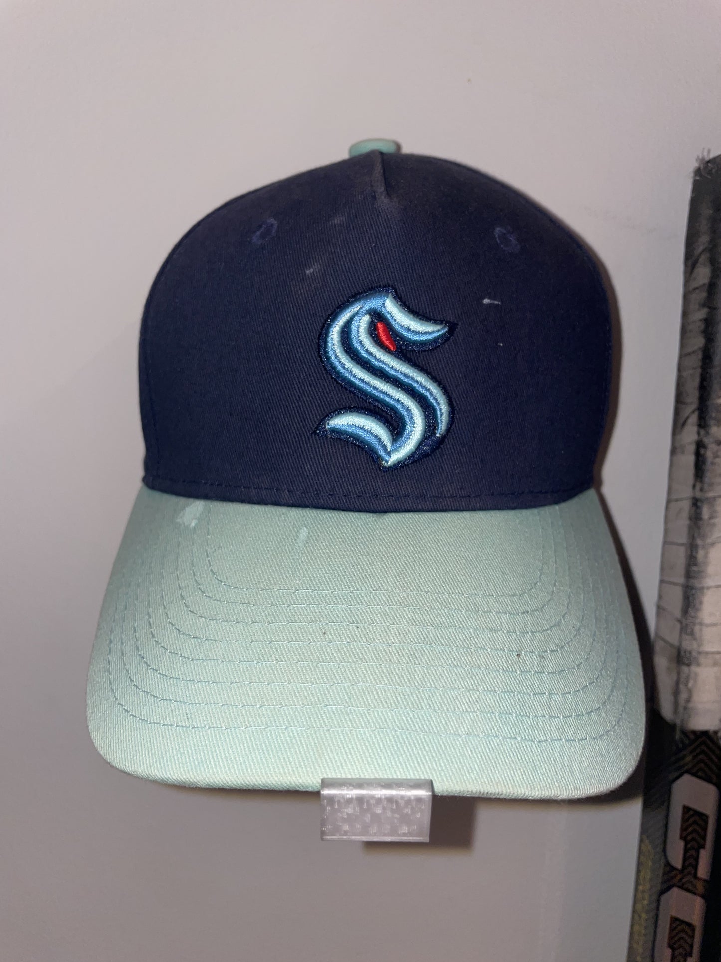 Stick Em Up™ Cap Butler™ – Collector Cap Display – Tri-Color
