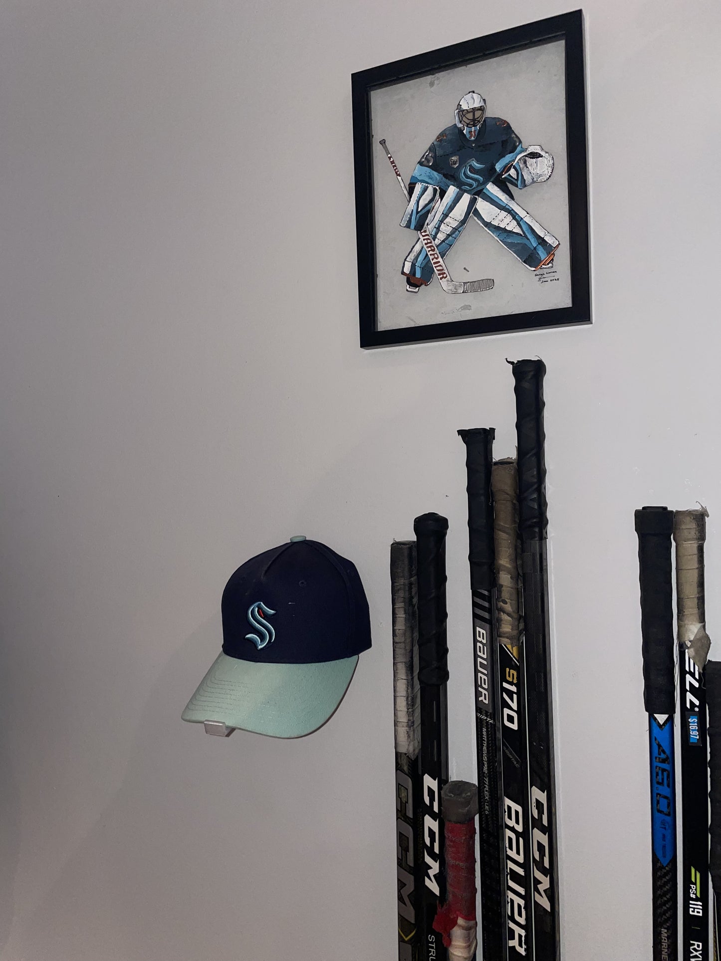 Stick Em Up™ Cap Butler™ – Collector Cap Display – Tri-Color